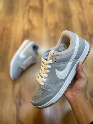 Dunk Low Cinza Branco Caramelo Nacional