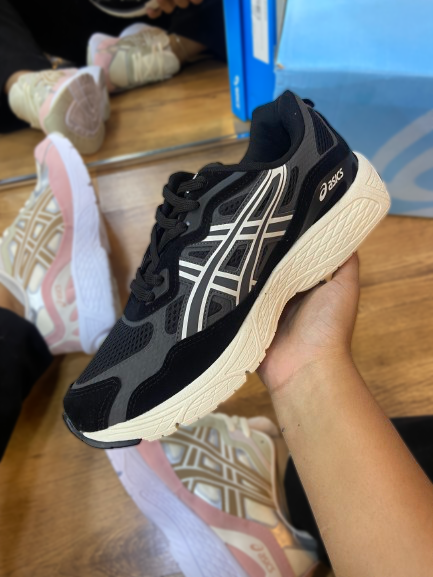 Tênis Asics Preto/Grafite/off white