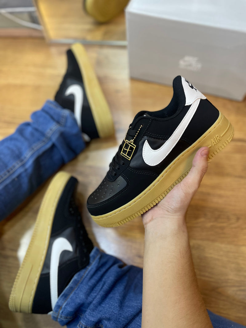Air Force 1 Preto Branco Sola Látex