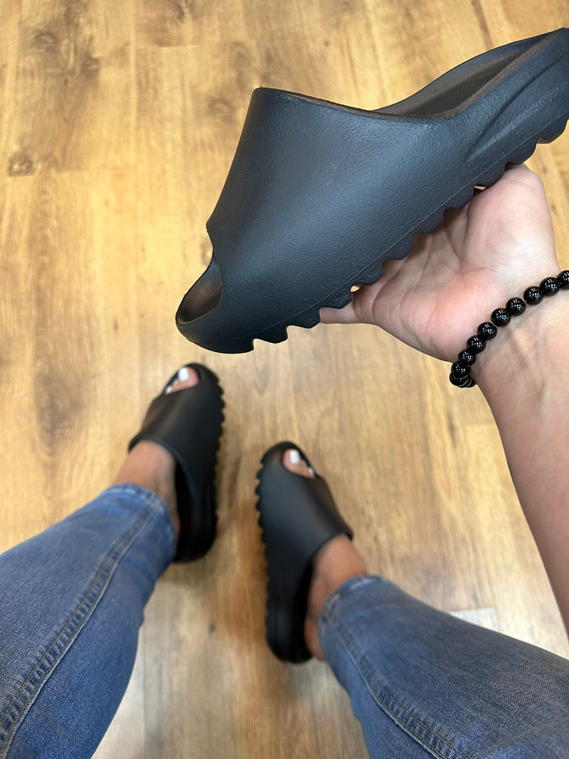 Chinelo Nuvem Preto