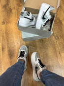 Air Force 1 Branco Cinza e Preto Bordado