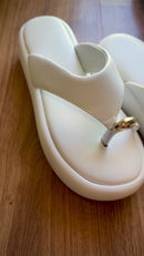 Sandália Plataforma Feminina Aura com Detalhe Dourado